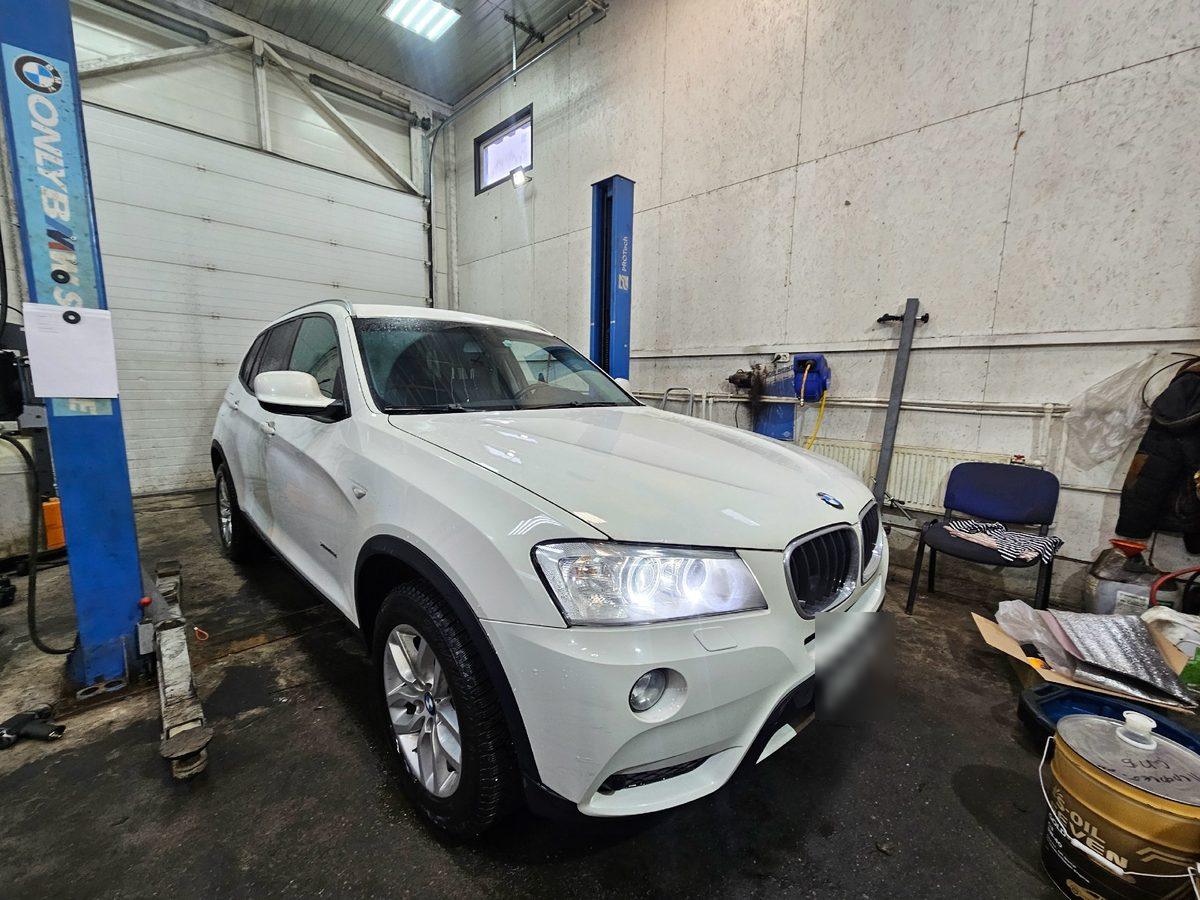 Белый BMW X3 F25 в цеху перед заменой рулевого упора