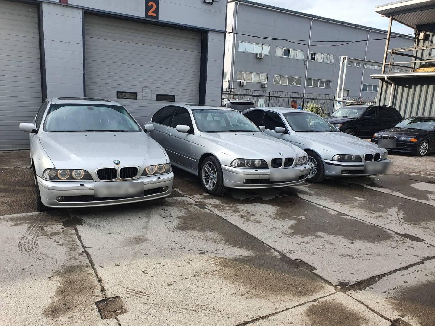 Три серебристые BMW E39 стоят в ряд у ворот сервиса